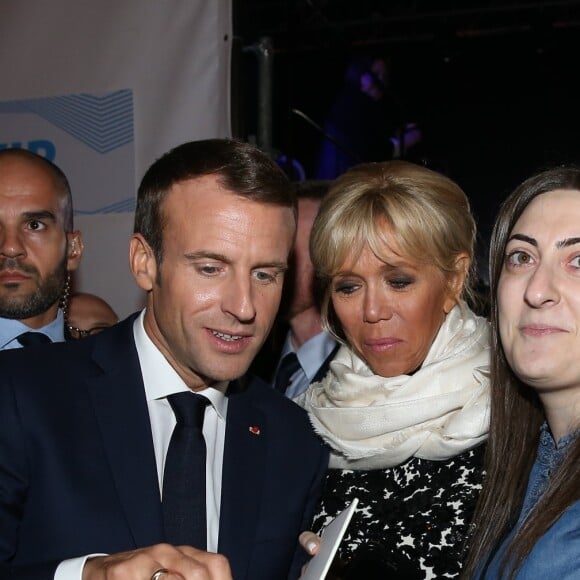 Le président de la République française Emmanuel Macron et sa femme la première dame Brigitte Macron assistent au concert en hommage à Charles Aznavour sur la place de la Répulique à Erevan, Arménie, le 11 octobre 2018. © Dominique Jacovides/Bestimage