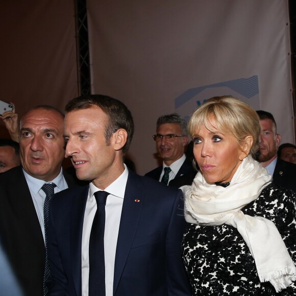 Le président de la République française Emmanuel et sa femme la Première Dame Brigitte Macron assistent au concert en hommage à Charles Aznavour sur la place de la Répulique à Erevan, Arménie, le 11 octobre 2018. © Dominique Jacovides/Bestimage