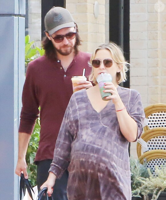 Kate Hudson, enceinte, et son compagnon Danny Fujikawa en balade shopping à Los Angeles le 24 septembre 2018.