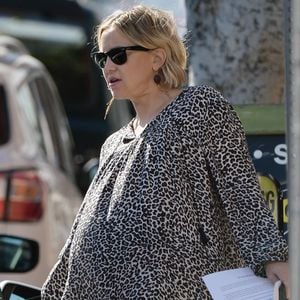 Exclusif - Kate Hudson, très enceinte, et son compagnon Danny Fujikawa quittent le domicile de Brad Pitt pour se rendre au theâtre Groundlings à Los Angeles le 23 Septembre 2018.