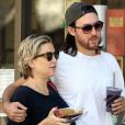 Exclusif - Kate Hudson très enceinte et son compagnon Danny Fujikawa se baladent en mangeant des fruits dans les rues de Brentwood, le 14 septembre 2018.