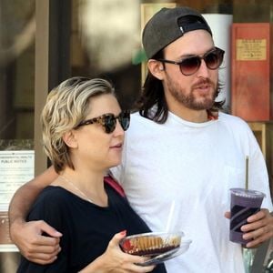 Exclusif - Kate Hudson très enceinte et son compagnon Danny Fujikawa se baladent en mangeant des fruits dans les rues de Brentwood, le 14 septembre 2018.