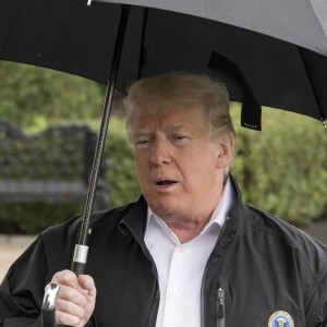 Donald Trump et sa femme Melania répondent à un journaliste avant de quitter la Maison Blanche à Washington pour la Floride. Le 15 octobre 2018