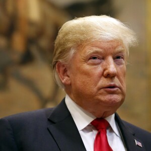 Donald Trump - Le président des États-Unis, Donald Trump dans le bureau ovale de la Maison Blanche de Washington pour une réunion de crise à propos de l'ouragan Michael le 10 octobre 2018.