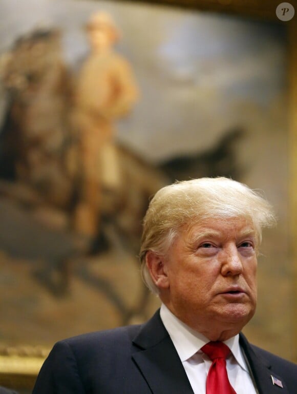 Donald Trump - Le président des États-Unis, Donald Trump dans le bureau ovale de la Maison Blanche de Washington pour une réunion de crise à propos de l'ouragan Michael le 10 octobre 2018.