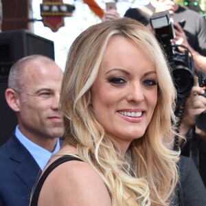 Stormy Daniels - Stormy Daniels a été honorée à West Hollywood pour sa capacité à faire face aux pressions de la Maison-Blanche. West Hollywood, une commune limitrophe de Los Angeles, a annoncé en grande pompe l'instauration d’un " Stormy Daniels Day " afin d’honorer l’actrice X pour sa " résistance " face à D. Trump et son administration. Stormy Daniels a par ailleurs reçu symboliquement les clés de la ville en présence du maire de West Hollywood, un endroit connu pour accueillir une très importante communauté homosexuelle. Symbole toujours, c’est devant le sex shop Chi Chi La Rue que cette cérémonie s’est déroulée. Stormy Daniels a prononcé ensuite un discours dans lequel elle a mis en avant les principes d’égalité et de dignité à l’œuvre à West Hollywood et a souligné sa capacité à tenir tête aux intimidateurs… Le 23 mai 2018 © Chris Delmas/Bestimage