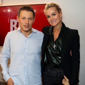 Marc-Olivier Fogiel et Laeticia Hallyday dans les locaux de RTL. L'interview enregistrée de la veuve de Johnny a été diffusée samedi matin (20 octobre 2018) pour la promotion de l'album du rockeur "Mon pays, c'est l'amour".