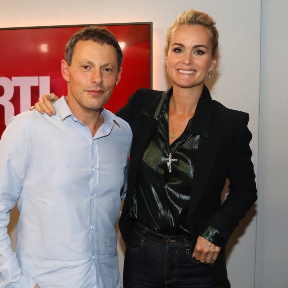 Marc-Olivier Fogiel et Laeticia Hallyday dans les locaux de RTL. L'interview enregistrée de la veuve de Johnny a été diffusée samedi matin (20 octobre 2018) pour la promotion de l'album du rockeur "Mon pays, c'est l'amour".