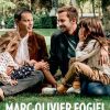 Marc-Olivier Fogiel en couverture de "Paris Match" avec son mari et leurs deux filles, numéro du 11 octobre 2018.