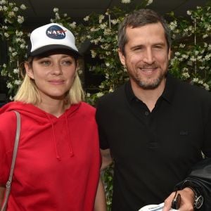 Guillaume Canet et sa compagne Marion Cotillard au village lors des internationaux de France à Roland Garros le 10 juin 2018. © Veeren / Bestimage