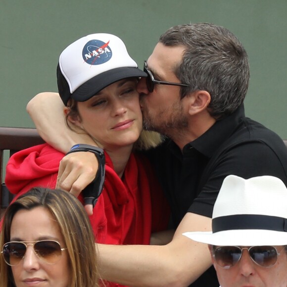 Marion Cotillard et son compagnon Guillaume Canet dans les tribunes des Internationaux de France de Tennis de Roland Garros à Paris, le 10 juin 2018. © Jacovides/Moreau/Bestimage