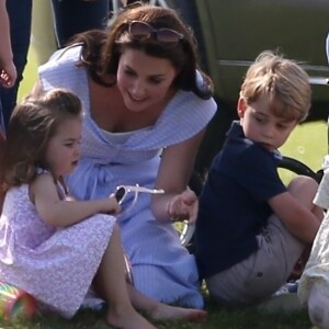 Le prince George de Cambridge avec sa mère la duchesse Catherine et sa soeur la princesse Charlotte le 10 juin 2018 au polo club de Beaufort à Tetbury.