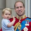Le prince George de Cambridge dans les bras du prince William le 13 juin 2015 lors de la parade Trooping the Colour.