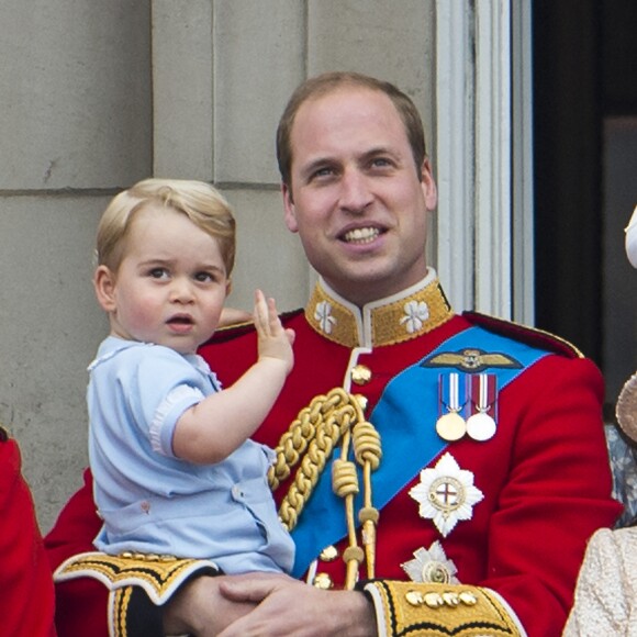 Le prince George de Cambridge dans les bras du prince William le 13 juin 2015 lors de la parade Trooping the Colour.