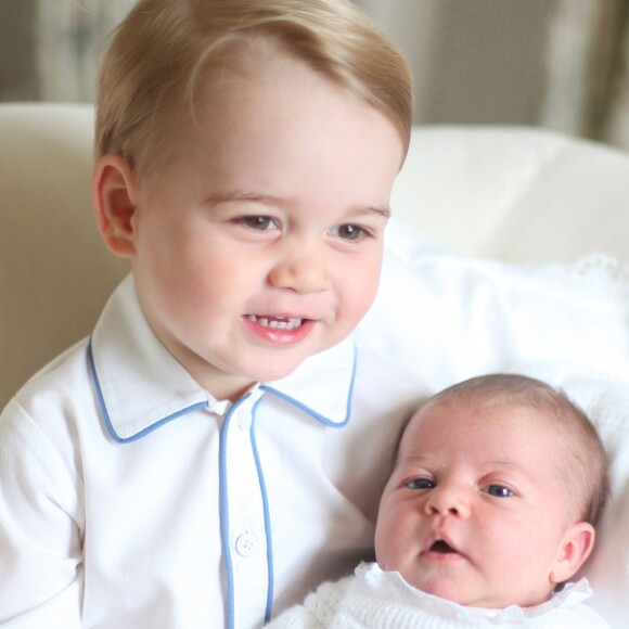 Le prince George et la princesse Charlotte de Cambridge adorables dans les premières photos (réalisées par Kate Middleton) révélées, en juin 2015, par le duc et la duchesse de Cambridge.