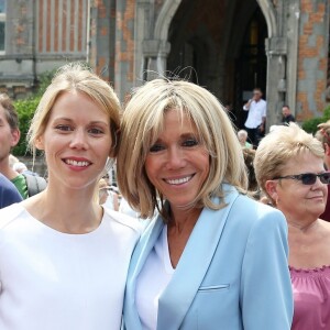 La première dame Brigitte Macron et sa fille Tiphaine Auzière vont voter à la mairie du Touquet pour le second tour des législatives, au Touquet le 18 juin 2017. © Sébastien Valiela-Dominique Jacovides/Bestimage