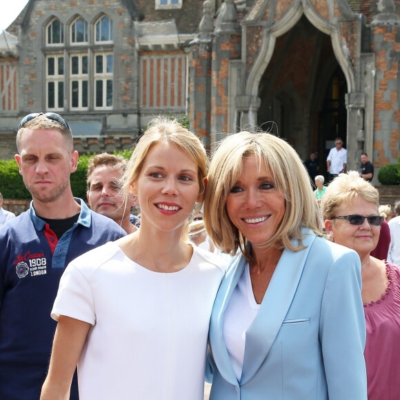 La première dame Brigitte Macron et sa fille Tiphaine Auzière vont voter à la mairie du Touquet pour le second tour des législatives, au Touquet le 18 juin 2017. © Sébastien Valiela-Dominique Jacovides/Bestimage