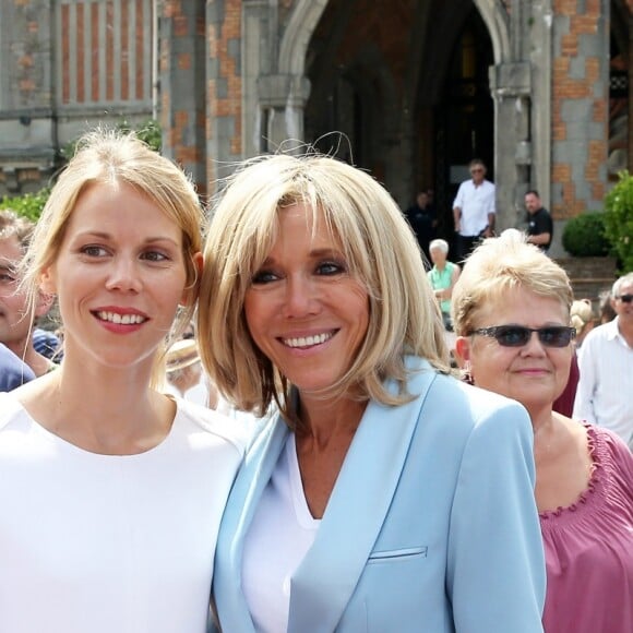 La première dame Brigitte Macron et sa fille Tiphaine Auzière vont voter à la mairie du Touquet pour le second tour des législatives, au Touquet le 18 juin 2017. © Sébastien Valiela-Dominique Jacovides/Bestimage