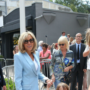 La première dame Brigitte Macron, sa fille Tiphaine Auzière et sa fille Elise vont voter à la mairie du Touquet pour le second tour des législatives, au Touquet le 18 juin 2017. Merci de flouter le visage des enfants avant publication - © Sébastien Valiela-Dominique Jacovides/Bestimage