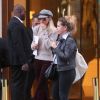 Laeticia Hallyday quitte l'hôtel Park Hyatt Paris-Vendôme avec son agent Laurence Favalelli à Paris le 17 octobre 2018.17/10/2018 - Paris