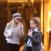 Laeticia Hallyday quitte l'hôtel Park Hyatt Paris-Vendôme avec son agent Laurence Favalelli à Paris le 17 octobre 2018