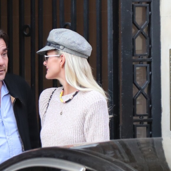 Laeticia Hallyday sort d'un rendez-vous chez son avocat A.Amir-Aslani avec Sébastien Farran à Paris le 17 octobre 2018.