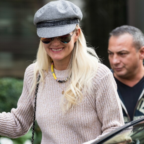 Laeticia Hallyday est allée déjeuner avec Pierre Rambaldi et des amis au Royal Monceau à Paris. Le 17 octobre 2018
