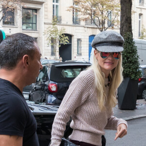 Semi-Exclusif - Laeticia Hallyday à son arrivée au Royal Monceau à Paris. Le 17 octobre 2018