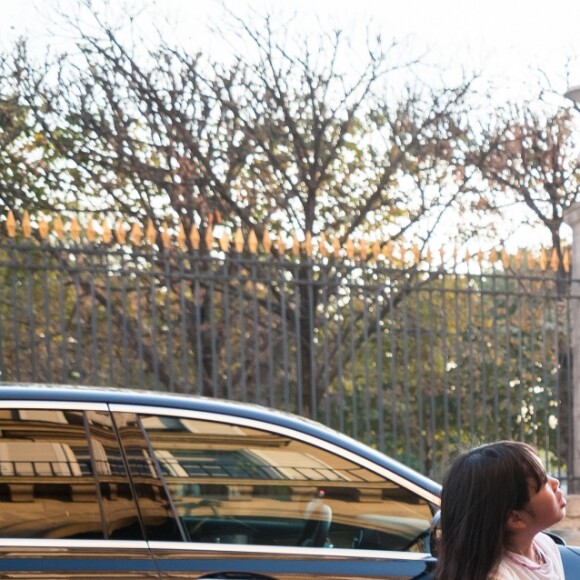 Laeticia Hallyday récupère ses filles devant le domicile de son amie Anne Marcassus puis lui rend visite à Paris le 16 octobre 2018. C'est la maman de Laeticia qui gardait les filles. elle les dépose en voiture devant le domicile de Anne Marcassus pour que Jade et Joy retrouvent Laeticia.