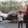 Jade, Joy - Laeticia Hallyday récupère ses filles devant le domicile de son amie Anne Marcassus puis lui rend visite à Paris le 16 octobre 2018. C'est la maman de Laeticia qui gardait les filles. elle les dépose en voiture devant le domicile de Anne Marcassus pour que Jade et Joy retrouvent Laeticia.