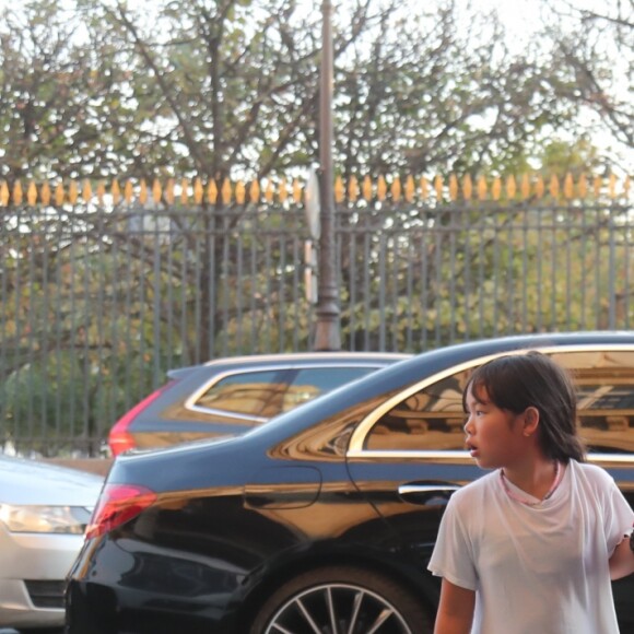 Jade, Joy - Laeticia Hallyday récupère ses filles devant le domicile de son amie Anne Marcassus puis lui rend visite à Paris le 16 octobre 2018. C'est la maman de Laeticia qui gardait les filles. elle les dépose en voiture devant le domicile de Anne Marcassus pour que Jade et Joy retrouvent Laeticia.