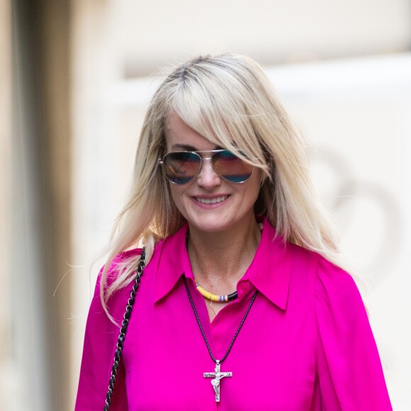 Laeticia Hallyday arrive au restaurant Clover Grill dans le 1er arrondissement de Paris le 15 octobre 2018.