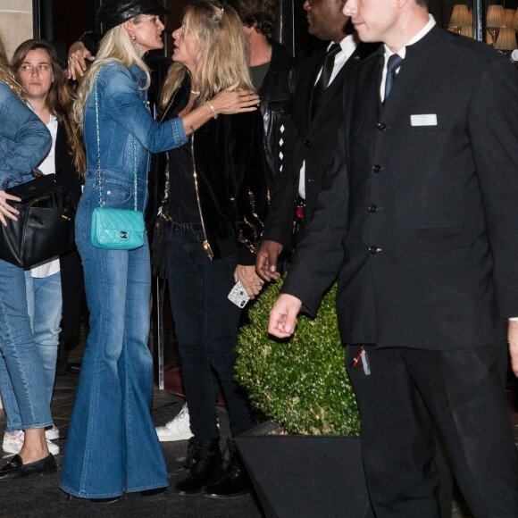 Laeticia Hallyday quitte l'hôtel Royal Monceau avec ses amis Yaël Abrot, Elodie Piège et Marie Poniatowski avec son mari Pierre Rambaldi après avoir assisté à la projection privée du film "Le Grand Bain" à Paris le 11 octobre 2018.