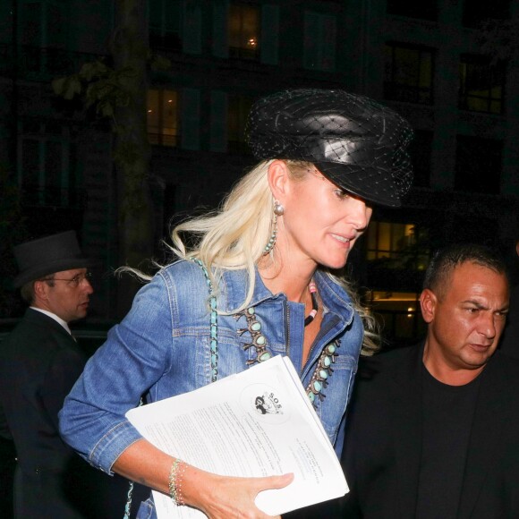 Carl, chauffeur et garde du corps - Laeticia Hallyday sort de l'hôtel de Berri après un long rendez-vous à propos d'un projet de construction d'une école pour l'association SOS Enfants et va à l'hôtel Royal Monceau à Paris le 11 octobre 2018.