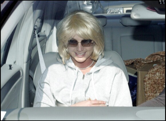 Britney Spears coiffée d'une perruque blonde à Los Angeles. Février 2007.
