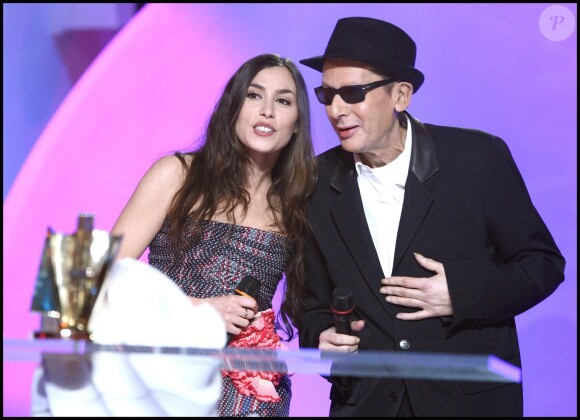 Alain Bashung doublement récompensé lors des Victoires de la musique à Paris, le 28 février 2009. Ici avec Olivia Ruiz.