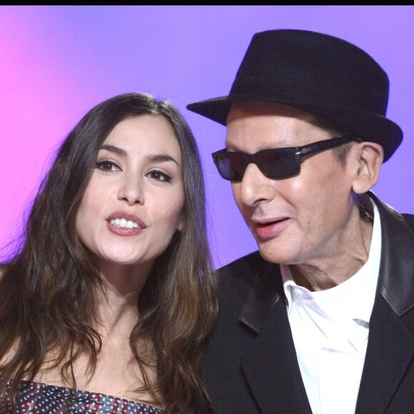Alain Bashung doublement récompensé lors des Victoires de la musique à Paris, le 28 février 2009. Ici avec Olivia Ruiz.
