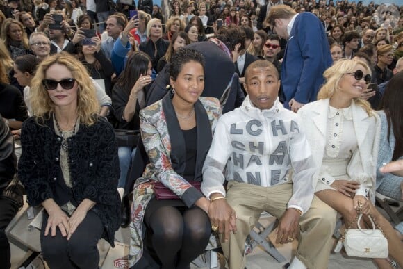 Vanessa Paradis, Pharrell Williams et sa femme Helen Lasichanh, Pamela Anderson - Défilé Chanel Collection Prêt-à-Porter Printemps/Eté 2019 lors de la Fashion Week au Grand Palais à Paris le 2 octobre 2018.