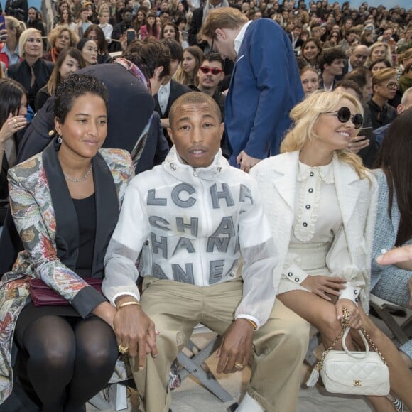 Vanessa Paradis, Pharrell Williams et sa femme Helen Lasichanh, Pamela Anderson - Défilé Chanel Collection Prêt-à-Porter Printemps/Eté 2019 lors de la Fashion Week au Grand Palais à Paris le 2 octobre 2018.