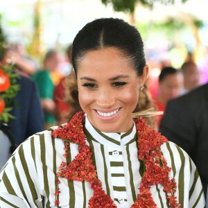 Meghan Markle, duchesse de Sussex visite une exposition d'artisanat traditionnel (tapis et draps en tapa) au centre de convention Fa'onelua, au Tonga, le 26 octobre 2018.