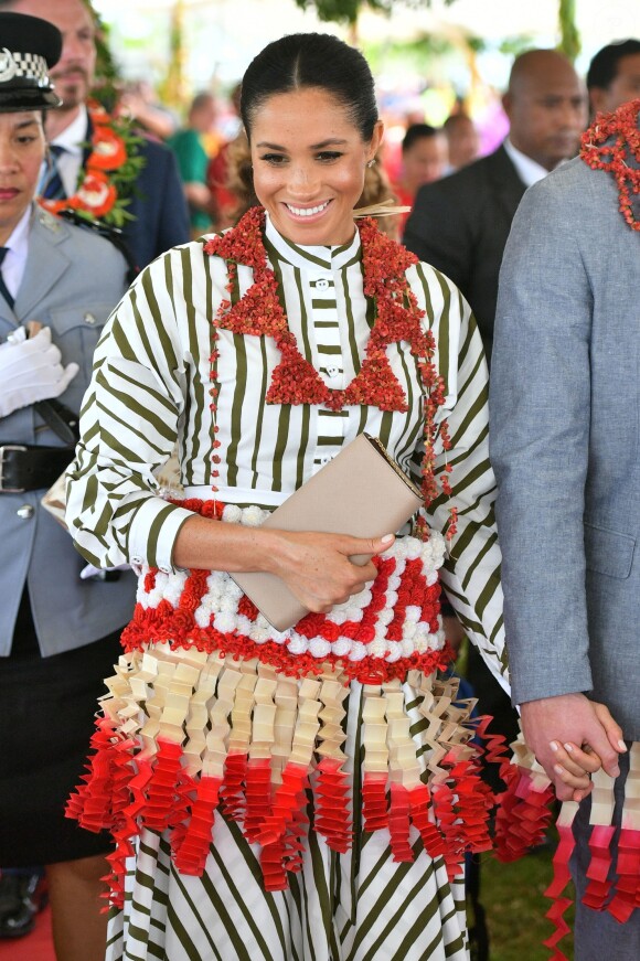 Meghan Markle, duchesse de Sussex visite une exposition d'artisanat traditionnel (tapis et draps en tapa) au centre de convention Fa'onelua, au Tonga, le 26 octobre 2018.