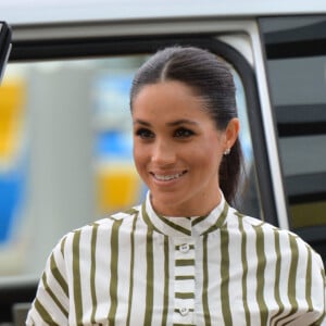 Meghan Markle, duchesse de Sussex visite une exposition d'artisanat traditionnel (tapis et draps en tapa) au centre de convention Fa'onelua, au Tonga, le 26 octobre 2018.