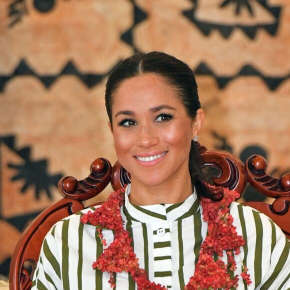 Meghan Markle, duchesse de Sussex visite une exposition d'artisanat traditionnel (tapis et draps en tapa) au centre de convention Fa'onelua, au Tonga, le 26 octobre 2018.