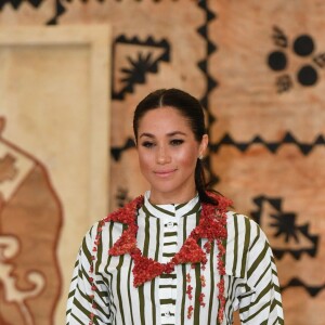 Meghan Markle, duchesse de Sussex visite une exposition d'artisanat traditionnel (tapis et draps en tapa) au centre de convention Fa'onelua, au Tonga, le 26 octobre 2018.