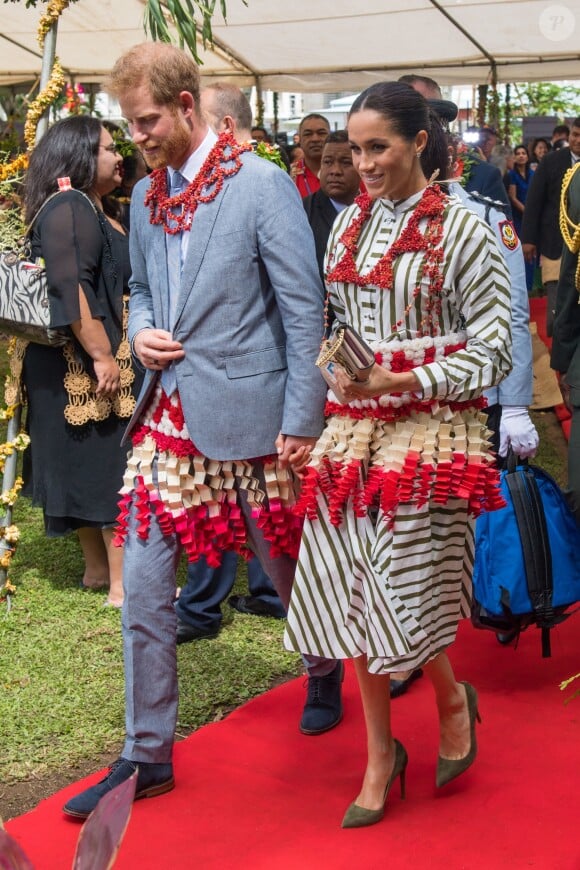 Le prince Harry et Meghan Markle, duchesse de Sussex visitent une exposition d'artisanat traditionnel (tapis et draps en tapa) au centre de convention Fa'onelua, au Tonga, le 26 octobre 2018.