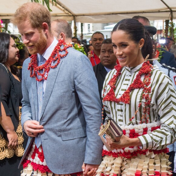 Le prince Harry et Meghan Markle, duchesse de Sussex visitent une exposition d'artisanat traditionnel (tapis et draps en tapa) au centre de convention Fa'onelua, au Tonga, le 26 octobre 2018.