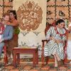 Le prince Harry et Meghan Markle, duchesse de Sussex visitent une exposition d'artisanat traditionnel (tapis et draps en tapa) au centre de convention Fa'onelua, au Tonga, le 26 octobre 2018.