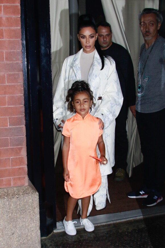 Kim Kardashian et sa fille North West quittent leur hôtel pour aller assister à la soirée SNL de Kanye West & Lil Pump à New York, le 29 septembre 2018.
