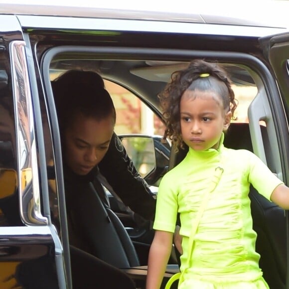 Kim Kardashian et sa fille North West - Kim Kardashian arrive avec ses enfants à la soirée SNL de son mari K. West & L. Pump à New York, le 29 septembre 2018.