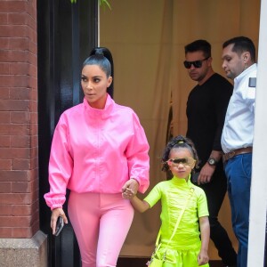 Kim Kardashian et sa fille North West - Kim Kardashian arrive avec ses enfants à la soirée SNL de son mari K. West & L. Pump à New York, le 29 septembre 2018.